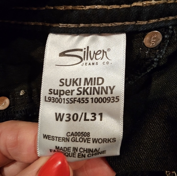 SILVER Suki Super Stretch Mid Rise Relaxed Hip & Thigh Skinny Leg Dark Wash Jean - Picture 12 of 16